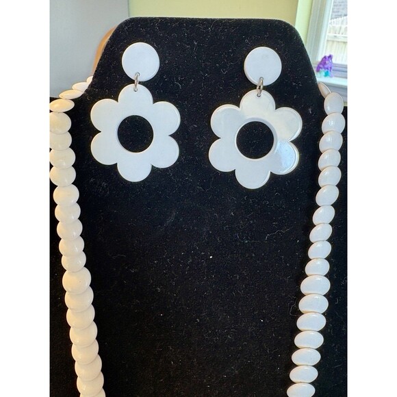 Vintage 1970s White Mod Plastic Bead Necklace & Flower Power Drop Earrings Set - Picture 3 of 9